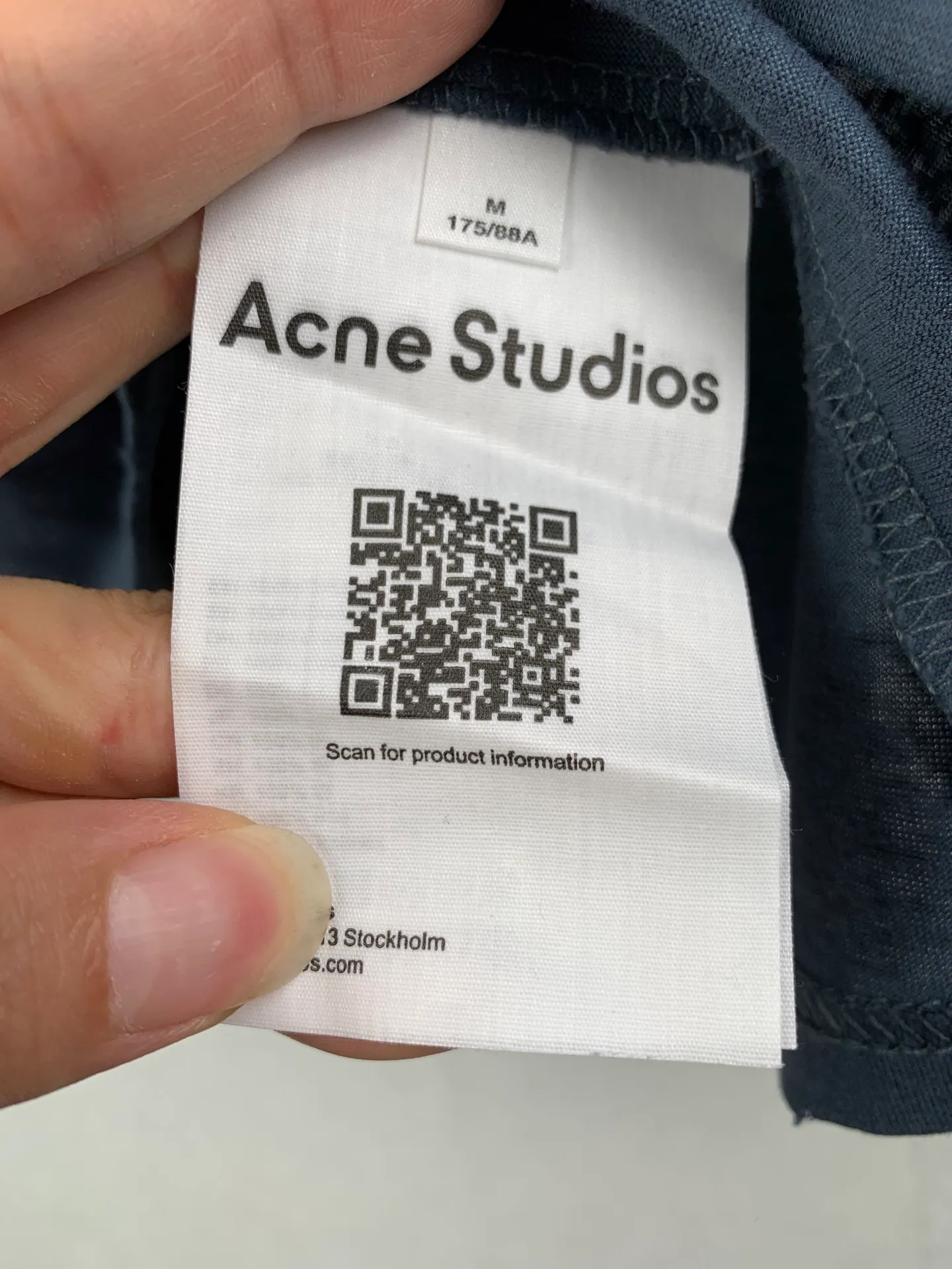 ACNE Studios spray-painted distressed printed logo long-sleeved T-shirt. Customized cloud velvet cool ski-feel cotton. Smooth drape. Delicate Breathable. A touch of glacier blue blooms quietly. Relaxed and alienated. Luxurious. The Acne Studios logo pattern is embellished on the chest. The uneven depth of the letter strokes is like the mark engraved by the years. It is sublimated by the imperfection of spray-painting and distressing to form a visual collision between softness and strength. Needless to say, the design speaks for itself. Let the clothes become an extension of the wearer's personality. Process 1: Use glue printing. The chest printing is modified three times by the film screen. Use glue liquid paint to print the pattern on the fabric. Bake the fabric to fix the printed pattern. Process 2: Gradient distressing spray process. By spraying dyes of different colors on the surface of the fabric, the clothes can show rich color changes under different lights and increase the visual layering. Process 3: Many parts of the body are worn by pure manual regular positioning. Manual brush marks. Add texture and depth to the surface of clothing to imitate the texture of natural wear. Process 4: The fabrics have been fermented and washed. They have a better hand feel. They are not easy to deform, shrink or fade. They maintain long-term beauty. Accessories: Customized 1:1 Acne trademark. Version: Loose version. Size: S M L XL